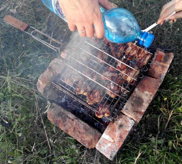Поливание водой шашлыка