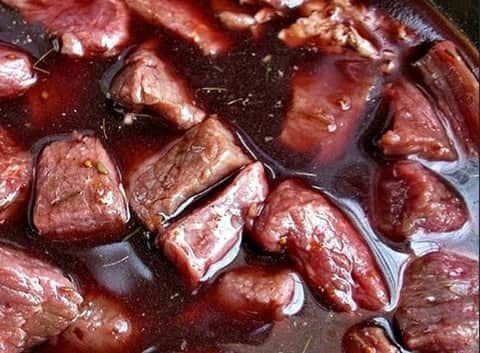 Мясо в винном маринаде