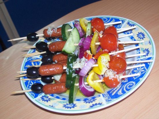 Сосиски на шпажках с овощами